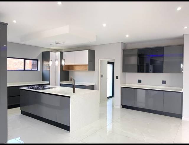 5 BEDROOM HOUSE FOR SALE IN SIX FOUNTAINS RESIDENTIAL ESTATE